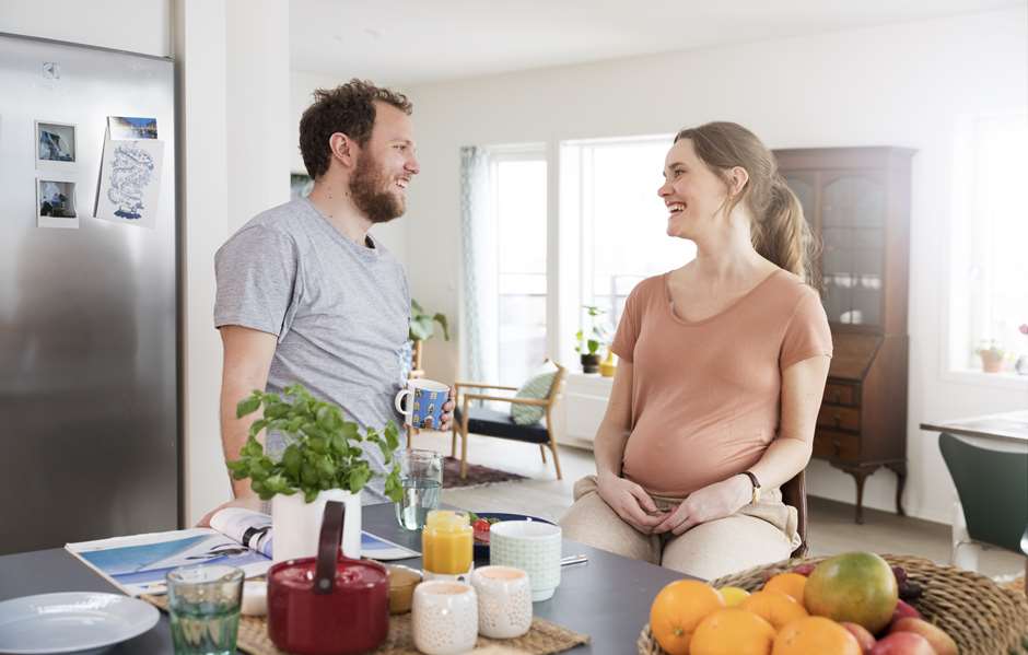 Lykkelig par spiser frokost i ny leilighet. Foto