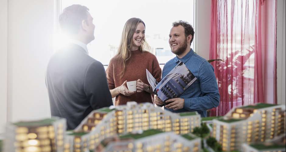 Par med melger i ny bolig. Foto