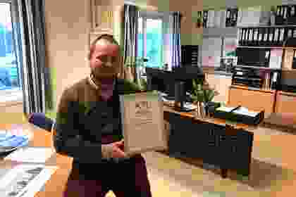 Arnstein Sandnes med diplom for årets mest forøyde prosjektkunder - Moss Glassverk