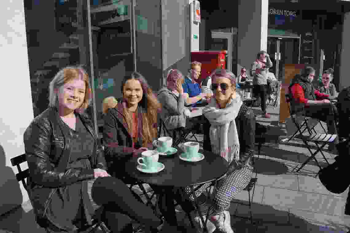 Bilde av jenter på kafe