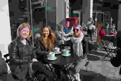 Bilde av jenter på kafe