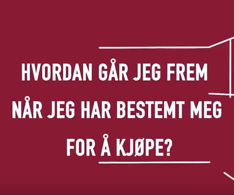 Selger viser modell av boligprosjekt. Foto