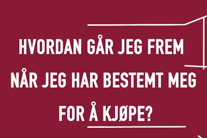 Selger viser modell av boligprosjekt. Foto