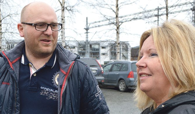 LOVER GODE BOLIGER Prosjektsjef Alv E. Selvaag informerer kommunalråd Sissel Trønsdal (Ap) på prosjektområdet i april 2015.