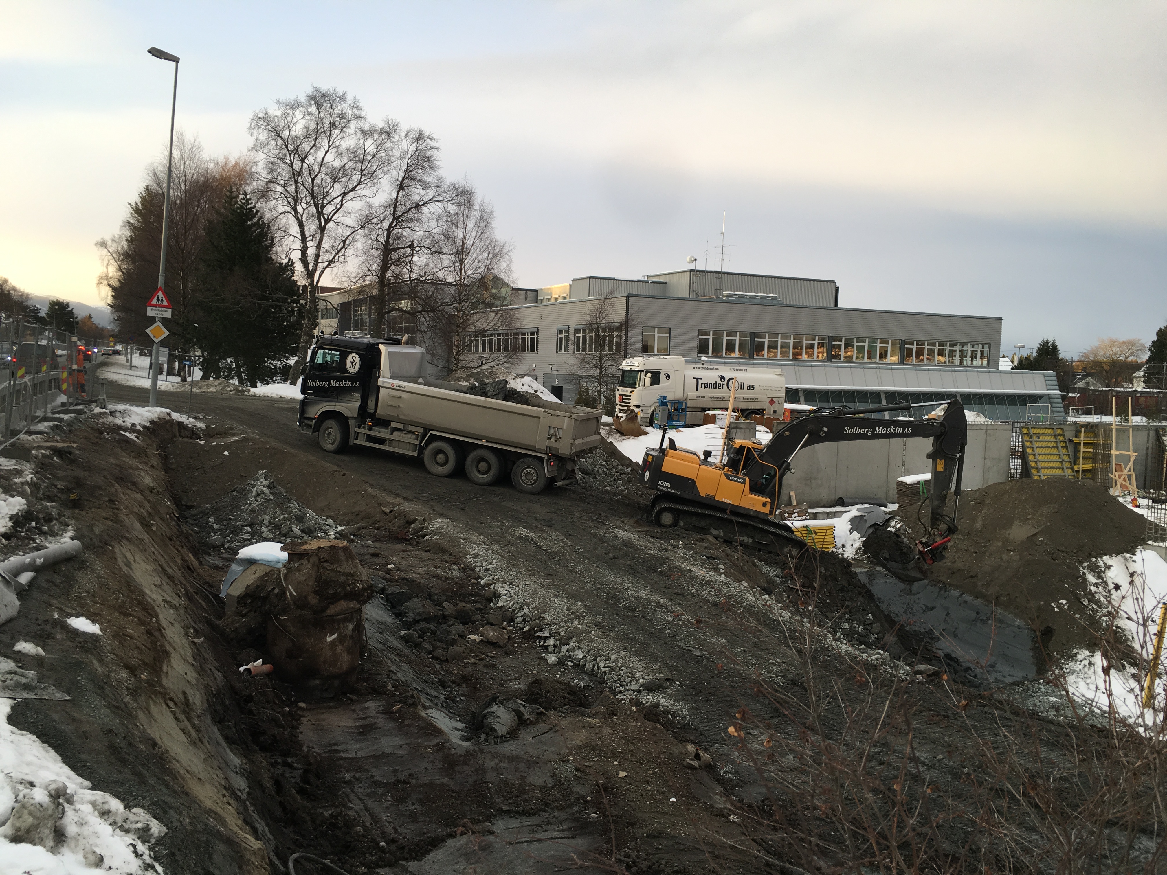 Lastebiler Heimdal Stasjonby. Foto