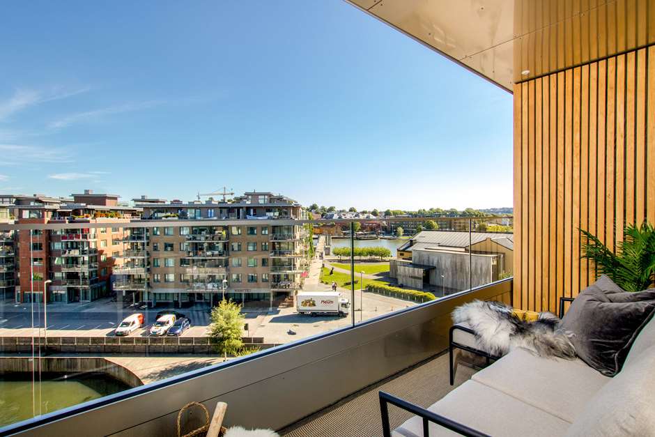Romslig balkong med god plass til å nyte ettermiddagen ute