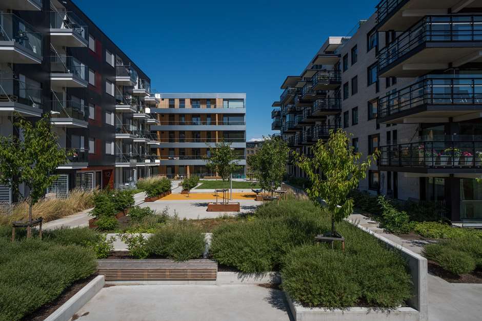 Fine uteområder mellom boligene på Kaldnes Brygge