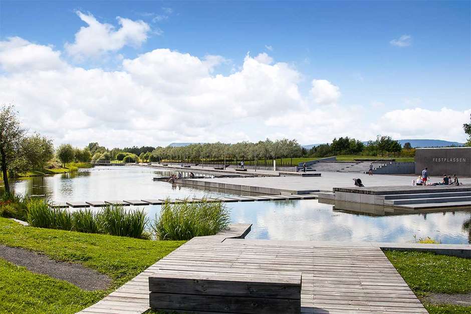 Sentralt i den flotte Nansenparken ligger festplassen
