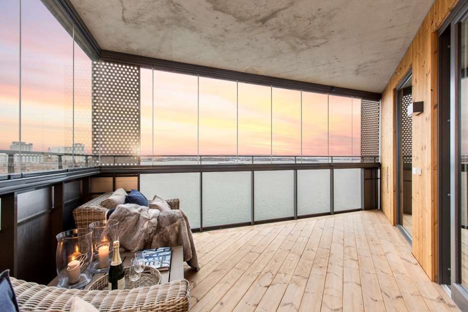 Luftige balkonger som gir nærkontakt med sjøen, samtidig som mulighet for innglassing gjør at en kan bruke balkongen hele året.
