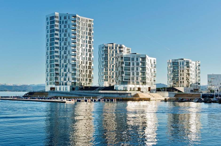 Sentralt beliggende iforhold til Stavanger sentrum, og ytterst i sjøkanten med utsikt fra de fleste leilighetene.