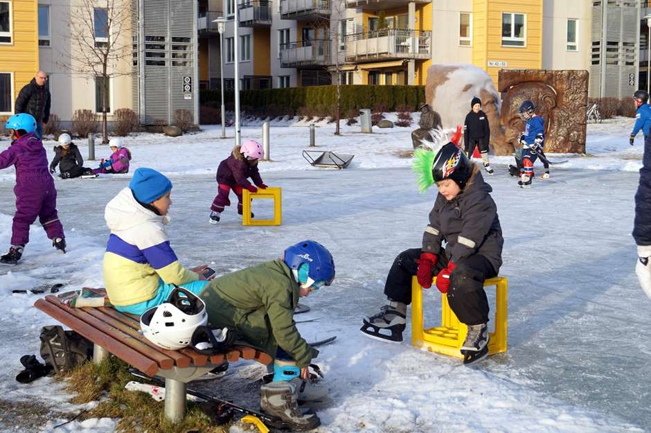 Barn på skøyter