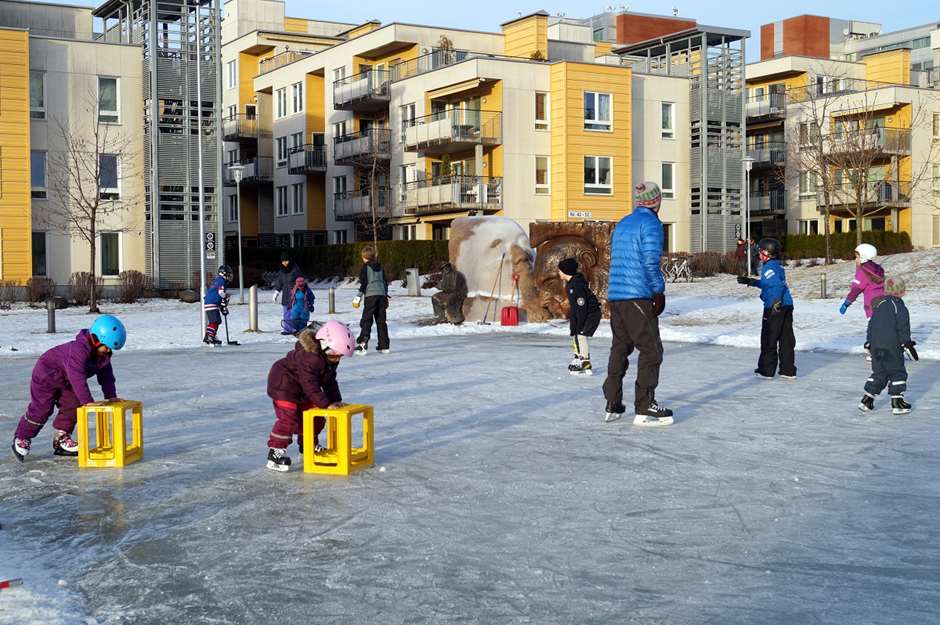 Bilde av barn på skøyter i Lørenparken