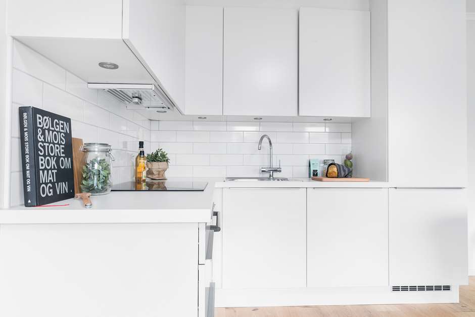 Lyst kjøkken med integrerte hvitevarer
