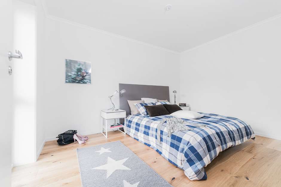 Romslig soverom med god plass til garderobe