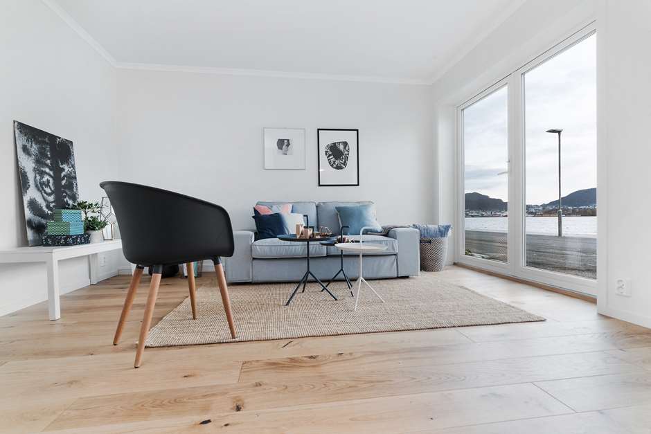 Stue med panoramavindu mot sjøen
